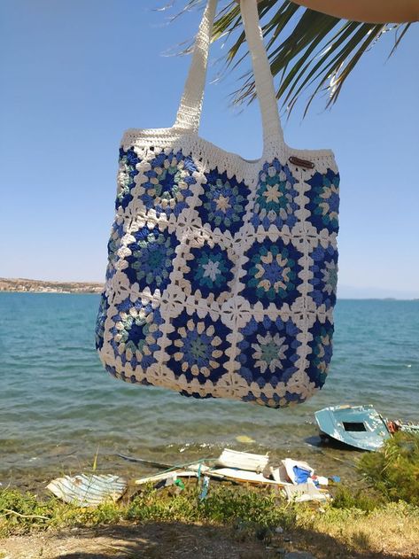 Crochet Grandma, Sac Granny Square, Granny Square Haken, Tote Crochet, Crochet Beach Bags, Crochet Mignon, Mode Crochet, Granny Square Bag, Pola Amigurumi