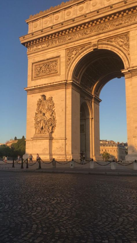 #all #interiordesigner #homedecorlovers #interiorstyle #livingroomdecor #decorations #housebeautiful #decora Arch Of Triumph, France Aesthetic, Paris France Travel, Europe Aesthetic, Dream Vacations Destinations, Parisian Life, Paris Pictures, Paris Tours, Paris Aesthetic