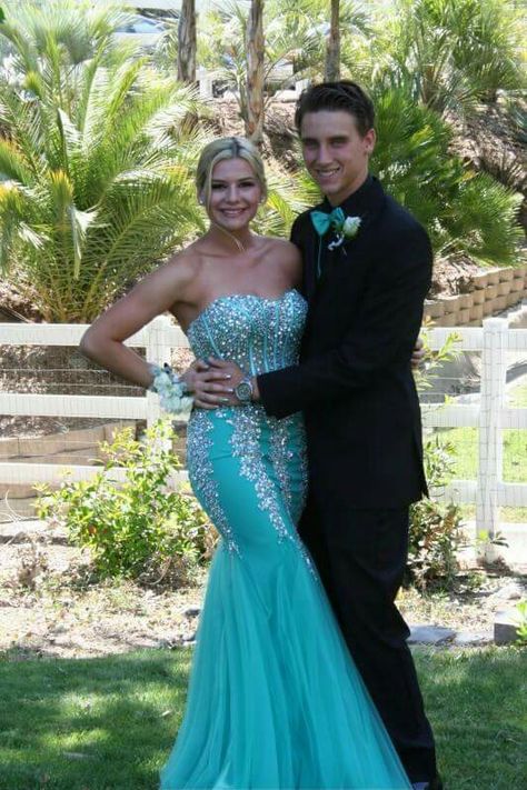 Teal Prom Dress Couple, Turquoise Prom Couple, Teal Prom Couple, Prom Dress Couple, Homecoming Couples Outfits, Homecoming Couples, Teal Prom Dresses, Dress Couple, Formal Ideas