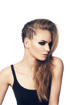 Side Braided Punk Hairstyle Faux Undercut, Undercut Braid, Come Intrecciare, Best Undercut Hairstyles, Line Bob Haircut, Punk Hair, Penteado Cabelo Curto, Side Braid, Undercut Hairstyles