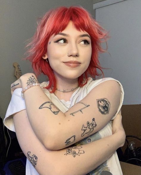 Pink Red Hair, Kailee Morgue, Daughter Of Zeus, Hair Shows, Girl Crushes, Grow Out, New Tattoos, Fashion Makeup, I Tattoo