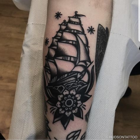 Sunken Ship Tattoo, Traditional Ship Tattoo, Sailor Jerry Tattoo Flash, Pirate Ship Tattoo, Boat Tattoo, Simple Arm Tattoos, Traditional Tattoo Inspiration, Traditional Style Tattoo, Sailor Jerry Tattoos