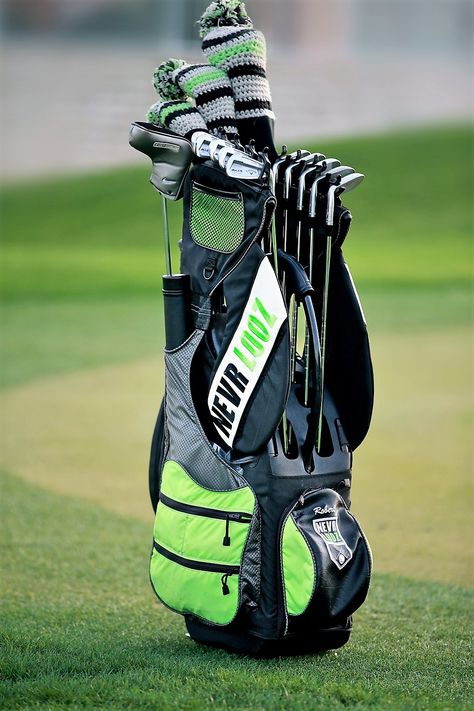 Eliminate club clutter and chatter once and for all with the NEVR LOOZ golf bag! Womens Golf Wear, Golf Club Grips, Golf Push Cart, Nike Golf Shoes, Used Golf Clubs, Golf Trolley, Golf Club Sets, Golf Tips For Beginners, Golf Channel