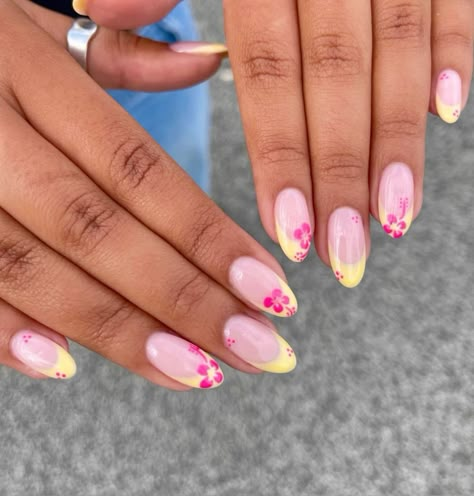 Nails Nailart Summer, Hawaiian Nails, Hawaii Nails, Stars Nails, Beachy Nails, Short Almond Nails, Tropical Nails, Summery Nails, Vacation Nails