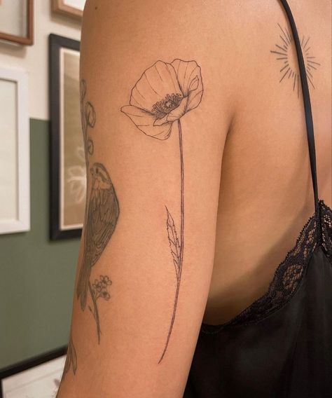 Poppy Spine Tattoo, Back Of Upper Arm Tattoo, Back Forearm Tattoo, Vintage Aesthetic Tattoos, Aesthetic Tattoos, Upper Arm Tattoos, Sleeves Women, Stylist Tattoos, Arm Tattoos For Women