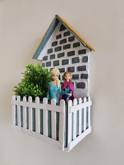 Wall planter using cardboard Wall Hanging Cardboard Ideas, Diy Cardboard Shelf Wall, Cardboard Gardening, Wall Hanging From Cardboard, How To Use Cardboard In Garden, Crafts For Home Decor, Ceramic Plates Art, Home Decor Crafts, Best Out Of Waste