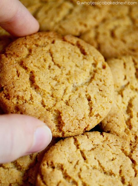 British Biscuit Recipes, Biscuit Recipes Uk, British Cookies, Christmas Biscuits Recipe, Ginger Nut Biscuits, Crunchy Biscuits, Chocolate Fudge Cupcakes, British Biscuits, Ginger Cookie Recipes