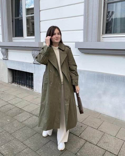 style trench coat casual Olive Green Trench Coat Outfit, Trench Coat Outfit Street Style, Green Coat Outfit Winter, Green Trench Coat Outfit, Olive Green Jacket Outfits, Green Coat Outfit, Trench Coat Outfit Winter, Trench Coat Street Style, Olive Trench Coat