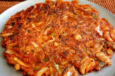 Kimchijeon Recipe, Kimchi Jeon Recipe, Korean Pancake Recipe, Kimchi Pancakes, Maangchi Recipes, Kimchi Pancake, South Korean Food, Korean Side Dishes, Popular Side Dishes