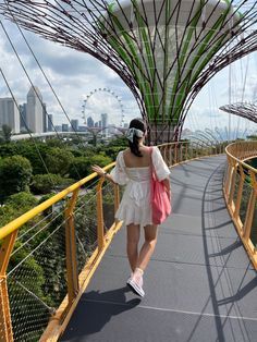 Garden Visit Outfit, Pose In Singapore, Singapore Outfit Aesthetic, Photo Ideas In Singapore, Singapore Zoo Outfit, Universal Studios Singapore Photography, Outfit For Singapore Trip, Garden By The Bay Singapore Outfit, Singapore Travel Photos