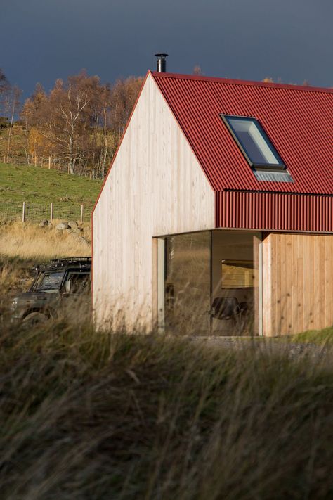 Restored 1700s farmhouse in the Scottish highlands gets sleek addition - Curbed Cottage Extension, Rural Architecture, Tin House, Farmhouse Renovation, Cottage Renovation, Rural House, Cottage Exterior, Timber Cladding, Red Roof