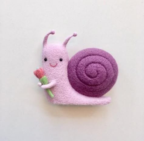 Felt Snail, Mall Ideas, Diy Felt Animals, Felt Craft Projects, Needle Felting Diy, Felt Crafts Patterns, Felted Wool Crafts, Felt Creations, Felt Ideas