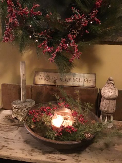 Primitive Christmas Decorating Ideas, Living Room Country, Recycled Christmas Decorations, Autumn Country, Xmas Centerpieces, Primitive Country Christmas, Room Country, Primitive Christmas Decorating, Primitive Christmas Decor