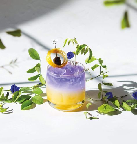 Impress everyone you know from bartenders to dinner guest with this striking cocktail courtesy of Alyson Brown in her new book The Flower-Infused Cocktail. Think tropical flavours of a tiki cocktail meet the botanical essences of juniper, grapefruit, passionfruit and ginger. The distinct sapphire blue colour of the Empress Gin, derived from butterfly pea blossoms, makes this cocktail extra impressive. #bluecocktail #botanicalcocktail #cocktail #Cocktailrecipe Cocktail Flowers, Edible Flowers Recipes, Infused Gin, Unique Drink, Orange Blossom Water, Cocktail And Mocktail, Tiki Cocktails, Gin Cocktail, Butterfly Pea Flower