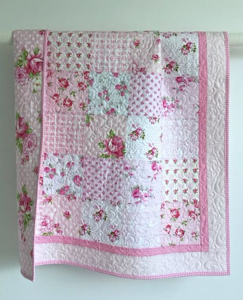 Keepsake Quilt, Colchas Quilting, Girl Quilts Patterns, Shabby Chic Quilts, Modern Patchwork, Quilt Studio, Chic Quilts, Patchwork Baby, Baby Quilt Patterns