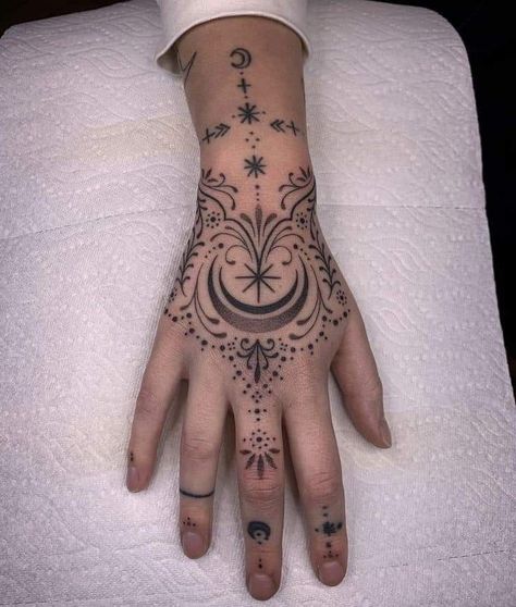 Small Ornamental Tattoo Hand, Chandelier Hand Tattoo, Romani Hand Tattoo, Norse Hand Tattoo For Women, Witchy Henna Tattoos, Cool Women Tattoos Inspiration, Jewelry Hand Tattoo, Hand Tattoos Witchy, Wiccan Hand Tattoos