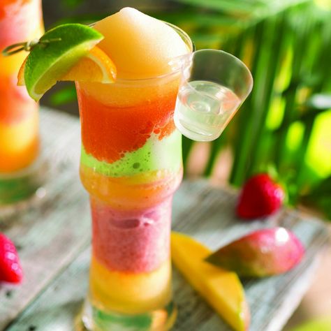 Cool off with a refreshing BahamaRita, courtesy of Bahama Breeze. Scalloped Potatoes Crockpot, Tropical Drink Recipes, Kiwi Strawberry, Frozen Margarita, Easy Margarita, Halibut Recipes, Cactus Juice, Bahama Breeze, Mango Margarita