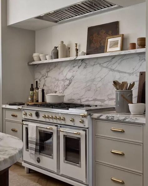 A kitchen with off-white cabinets, a white marble backsplash, and a retro white stove Classic Kitchen Ideas, Ashley Montgomery, Light Gray Cabinets, Bistro Furniture, Timeless Kitchen, Classic Kitchen, Kitchen Installation, Classic Kitchens, Dining Nook