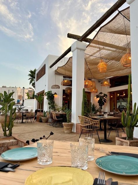 Ibiza Beach Restaurant, Beach Restaurant Aesthetic, Kamalame Cay, Ibiza Food, Ibiza Aesthetic, Ibiza Garden, Ibiza 2024, Ibiza Style Interior, Travel Ibiza