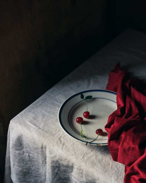 Still Life Portrait Photography, Chiaroscuro Photography Still Life, Rustic Still Life Photography, Minimal Still Life Photography, Cherry Still Life Photography, Narrative Still Life Photography, Cool Still Life Photography, Moody Still Life Photography, Red Still Life Photography