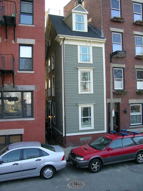 These "Spite Houses" Are the Ultimate Lesson in How to Hate Your Neighbors,Boston "Skinny House". Image via Wikimedia user Boston (Public Domain) Spite House, Apartment Buildings, Narrow House, Unusual Homes, Christopher Columbus, Large Homes, Little Houses, In Boston, Columbus