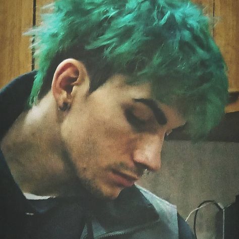 Grunge haircut, green color. Green Hair Guy Aesthetic, Dyed Male Hair, Teal Hair Men, Green Dyed Hair Men, Men With Colored Hair, Green Hair Color Men, Men With Dyed Hair, Grunge Hairstyles Men, Green Highlights In Brown Hair