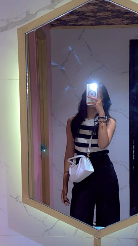 Girly Photography Mirror Selfie, Photo Poses Mirror Selfie, Aesthetic Pfp Mirror Selfie, Mirror Selfie Girlie, Girls Pick For Instagram, Changing Room Mirror Selfie, Girly Selfies, Ootd Mirror Selfie, Aesthetic Personality