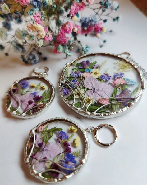 Jewelry with pressed flowers Stained glass jewelry 🌹🍀🌹 #handmadejewelry #pressedflowerjewelry #handmadegifts🎁 Flowers Stained Glass, Stained Glass Jewelry, Glass Jewelry, Pressed Flowers, Stained Glass, Handmade Jewelry, Glass, Flowers, Handmade Gifts