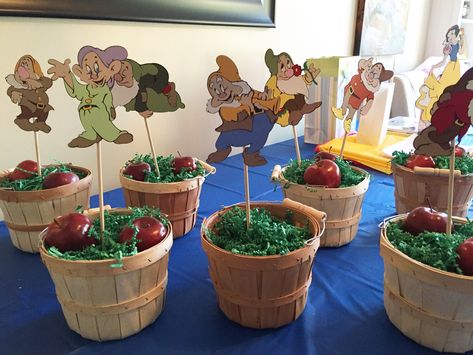 Snow White Themed Birthday Party Diy, Snow White Table Centerpiece, Snowwhite Party Centerpieces, Snow White Birthday Centerpiece, Snow White Birthday Party Centerpiece, Diy Snow White Decorations, Snow White Centerpiece Ideas Diy, Snow White Table Decorations, Snow White Decor