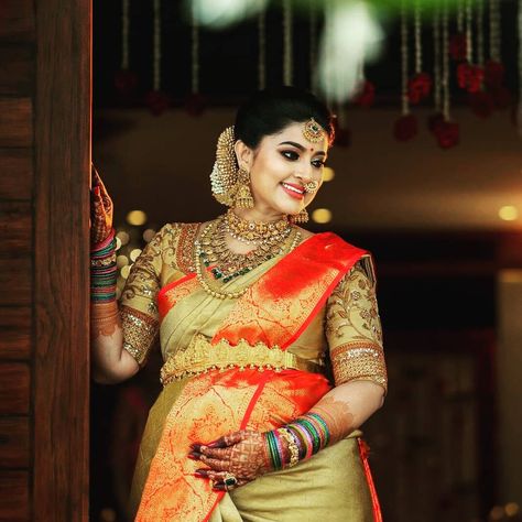 Sneha Prasanna on Instagram: “#valaikappu #beautifulmemories❤️ #throwback  Photos: @mysticstudios.in  Blouse: @geetuhautecouture  Decor: @the.event.tale” Marathi Look Traditional, Bride Caricature, Teju Ashwini, Sneha Prasanna, Actress Sneha, Shower Photos, Indian Dress Up, Marathi Bride, Throwback Photos