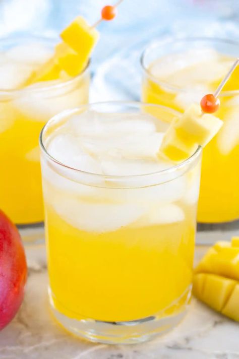 Make this refreshing mango vodka cocktail with just three ingredients. Mango Juice Cocktail, Cocktails Using Vodka, Mango Cocktails, Alcoholic Drinks Vodka, Drinks Alcohol Recipes Easy, Vodka Mixed Drinks, Mango Vodka, Easy Cocktail Recipe, Vodka Recipes Drinks