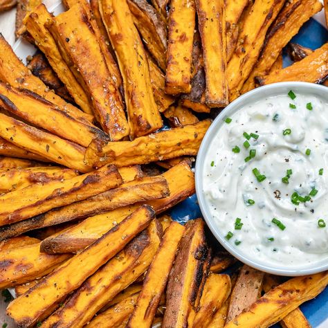 Baked Sweet Potato Fries + Ranch Dip - sweet potatoes/yams, avocado/olive oil, dried oregano, granulated garlic, sea salt & black pepper, dip (plain Greek yogurt, wholegrain/Dijon mustard, ACV, chopped chives, sweet onion, garlic clove, sea salt & pepper) Carrot Fries Baked, Liver And Onions Recipe, Butternut Squash Fries, Clean Food Crush Recipes, Squash Fries, Clean Food Recipes, Liver And Onions, Baked Butternut Squash, Sweet Potato Fries Baked