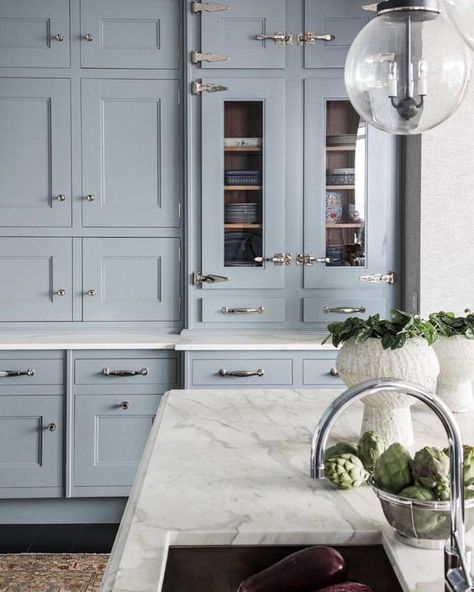 Light blue kitchen cabinets, white marble countertop, and dramatic cabinet hardware. Come see 36 Best Beautiful Blue and White Kitchens to Love! #blueandwhite #bluekitchen #kitchendesign #kitchendecor #decorinspiration #beautifulkitchen #kitchendesign #bluecabinets #bluekitchen Countertop Concrete, Grey Blue Kitchen, Light Blue Kitchens, Kitchen Cabinet Trends, Kitchen Decor Inspiration, Gray And White Kitchen, Blue Kitchen Cabinets, White Kitchen Decor, Timeless Kitchen