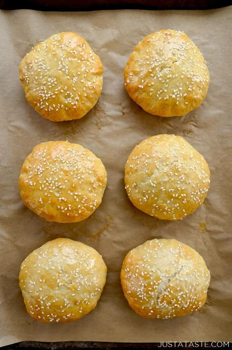 Quick Homemade Burger Buns Without Yeast - Just a Taste Easy Bun Recipe, Buns Without Yeast, Vegan Hamburger Buns, Homemade Burger Buns, Burger Buns Recipe, Hamburger Bun Recipe, Homemade Hamburger Buns, Easy Burgers, Homemade Buns