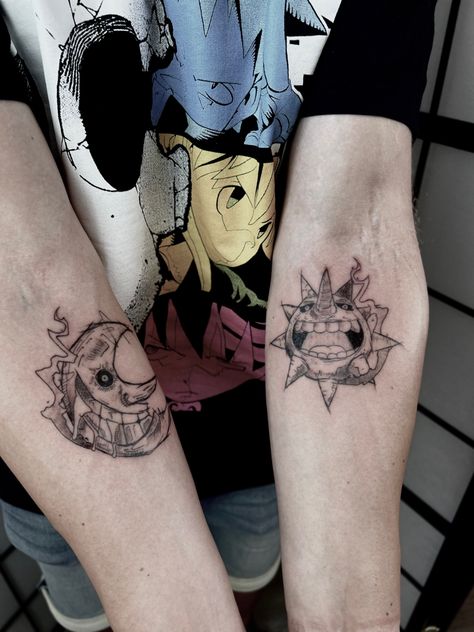 Soul Eater Anime Sketch Tattoo. ☀️🌙 - Animeliebe - Anime Charakter - Soul Eater Manga - tattoo aesthetic - Anime Tattooinspo Soul Eater Halloween Matching Pfp, Sibling Tattoos Anime, Anime Stomach Tattoo, Sun And Moon Soul Eater Tattoo, Anime Tattoos Aesthetic, Soul Eater Sun Tattoo, Anime Themed Tattoos, Anime Sketch Tattoo, Moon Soul Eater Tattoo