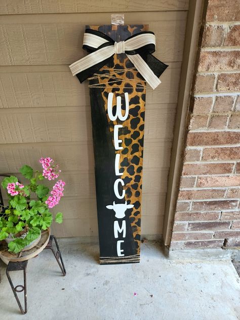 Cow Print Porch Sign, Porch Leaner Ideas, Door Leaner Signs, Porch Leaner Sign Diy, Leaner Boards, Door Leaners, Door Leaner, Porch Leaner Sign, Porch Boards