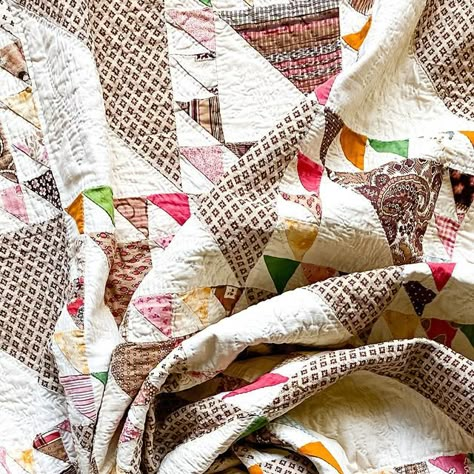 Taryn on Instagram: "I have a mega crush on a new quilt! I’m enchanted by this mid-1800s masterpiece of piecing with its soothing tans and creams, punctuated by those vibrant little triangles. It’s like the quilt equivalent of a cozy neutral sweater with surprise sequins!  I know we’re barely into fall, but this could be the holiday decorating secret weapon. Imagine a minimalist Christmas setting, low volume and serene, with these colorful triangles playing the role of twinkling lights. It’s like the quilt is whispering, “Yes, it’s festive in here, but we’re keeping it classy.”  Those tiny half-square triangles in reds, greens, yellows, blues, pinks, and browns? They’re the 1850s version of fairy lights, sprinkled among the larger, calming tan and cream triangles. It’s the perfect balance Reproduction Quilts, Neutral Sweaters, Pink Quilts, Minimalist Christmas, Half Square Triangles, Antique Quilts, Christmas Settings, Quilting For Beginners, Scrappy Quilts