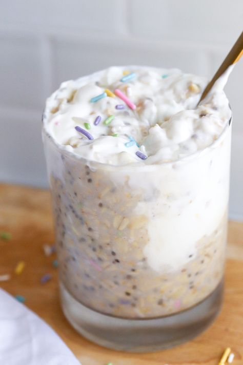 Cake Batter Overnight Oats, Birthday Cake Overnight Oats, Overnight Oats High Protein, Overnight Oats With Water, Cake Overnight Oats, High Protein Recipe, Breakfast Oats, Protein Overnight Oats, Make Birthday Cake