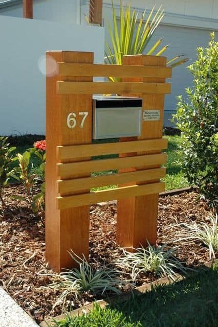 DIY mailbox post designs and ideas - THE HOMESTUD Diy Letterbox, Letterbox Ideas, Letter Box Design, Mailbox Makeover, Wooden Mailbox, Mailbox Landscaping, Diy Mailbox, Unique Mailboxes, Small Yard Landscaping