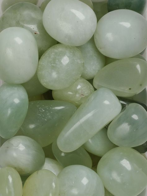 玉 "The Dream Stone" Jade is an ancient stone used to draw love, protection, prosperity and healing. Crystals Manifestation, Mint Aesthetic, App Ikon, Mint Green Aesthetic, Sage Green Wallpaper, Stone Background, Jade Crystal, Pretty Rocks, Green Girl