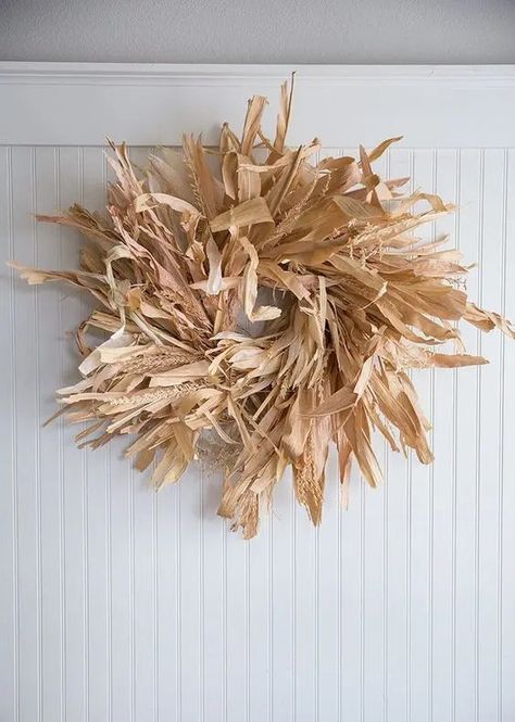 a messy corn husk and grasses wreath like this one is easy to make for cheap and it will look absolutely nice Corn Stalk Wreath Diy, Corn Stalk Wreath, Cheap Fall Decor Ideas For The Porch, Fall Corn Stalk Decor, Handmade Fall Decor, Corn Stalks Decorations, Corn Stalk Decor, Ella Claire, Halloween Gourds