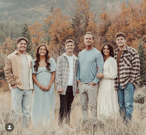 Family Photos Winter Color Schemes, Family Of 7 Picture Poses Adults, Family Pic Color Scheme, Family Photoshoot Color Scheme, Family Pictures Color Scheme, Fall Family Photos Color Scheme, Adult Family Poses, Adult Family Photos, Large Family Pictures