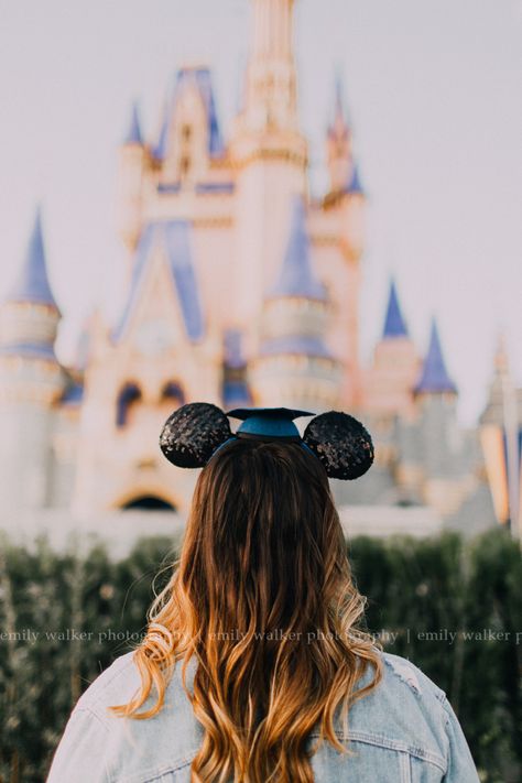 Disney Graduation Pictures Photo Ideas, Disney Graduation Photoshoot, Disneyland Senior Photos, Senior Pics At Disney World, Disney Senior Pictures Photo Ideas, Senior Picture Ideas Disney, Senior Pictures At Disney World, Disney Graduation Photos, Disney Grad Photos