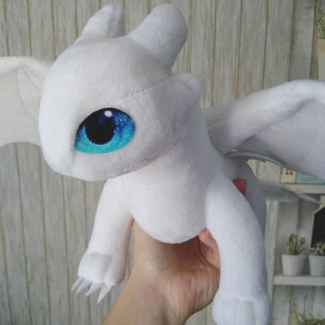 Dragon Httyd, Toy Dragon, Light Fury, Httyd 3, Dragon Toys, Little Dragon, Felt Patterns, Train Your Dragon, White Dragon