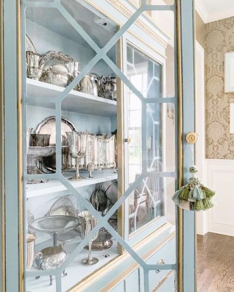 Millennial Interior Design, White China Cabinets, Silver Door Handles, Grandmillenial Style, Grand Millennial Style, Living Room Wallpaper, Silver Cabinets, Shell Bowl, Grand Millennial