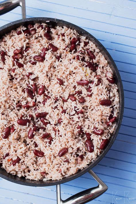 Rice and Peas - learn how to cook this authentic Jamaican side dish recipe Jamaican Rice And Peas Recipe, Rice And Peas Jamaican, Rice And Peas Recipe, Jamaican Rice And Peas, Vegetarian Rice Dishes, Jamaican Rice, Carribean Food, Curry Goat, Jamaican Curry