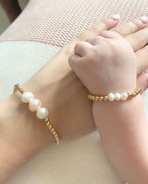 Kids Gold Jewellery, Mommy And Me Bracelets, Baby Jewelry Gold, قلادات متدلية, Mother Daughter Bracelets, Brazilian Gold, Gold Beaded Bracelet, Bangles Design