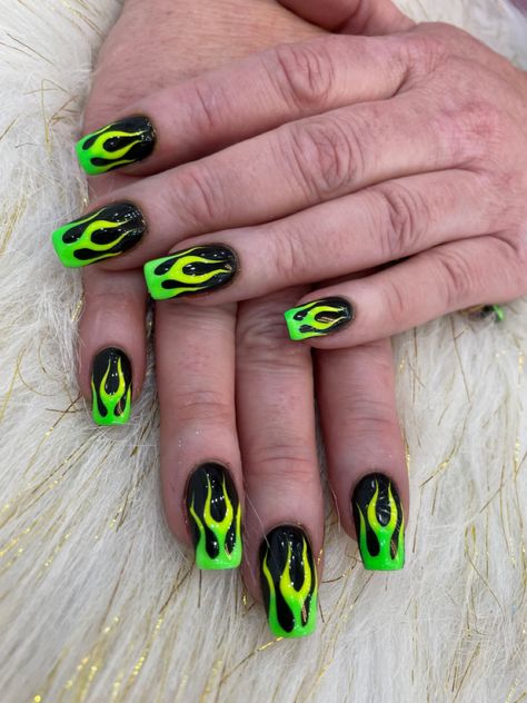 Black Nails With Neon Green, Neon Powder Nails, Black Nails With Neon, Glasto Nails, Neon Pigment Nails, Neon Green Nail Ideas, Pigment Powder Nails, Neon Ombre Nails, Nails Neon Green