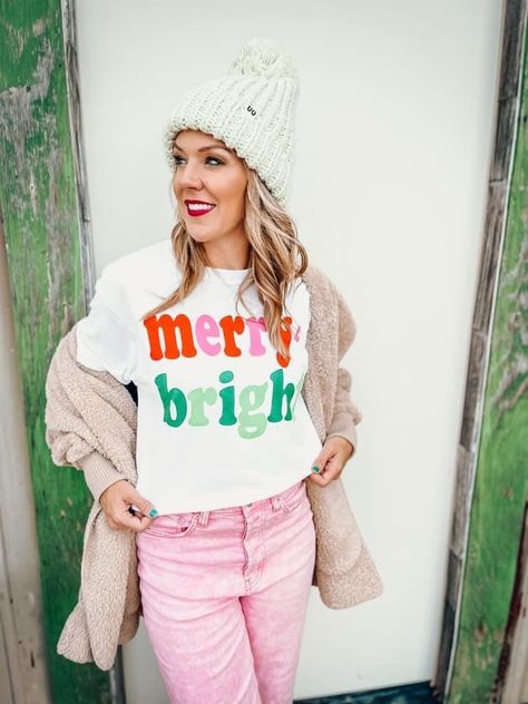 Merry & Bright Graphic Tee - shoptheexchange Christmas Graphic, Be Merry, White Crew Neck, Beautiful Clothes, Cute Bracelets, Diy Shirt, Green Print, Christmas Tees, White Tee