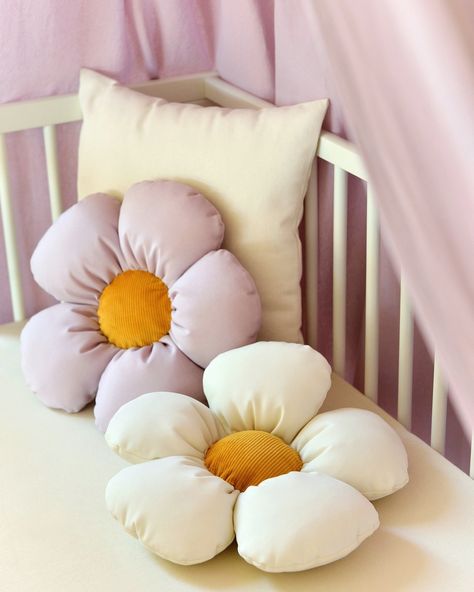 💛 Complete your floral-themed girl’s nursery with our beautiful #handmade DAISY DECOR PILLOW in calming lilac and white. This gentle hue is soothing to the eyes and is often used in spaces designed for tranquility. White daisies, with their whimsical charm and timeless appeal, symbolize innocence, purity and simplicity. Incorporating daisies into your decor brings a touch of sweetness and nostalgia, infusing any space with a sense of playfulness and light-heartedness. Add magic to any playroo... Baby Girl Nursery Daisy Theme, Daisy Bedroom Ideas Kids Rooms, Girls Daisy Bedroom, Daisy Themed Nursery, Daisy Nursery Theme, Wildflower Nursery Theme, Daisy Nursery, Lilac Nursery, Purple Nursery Decor